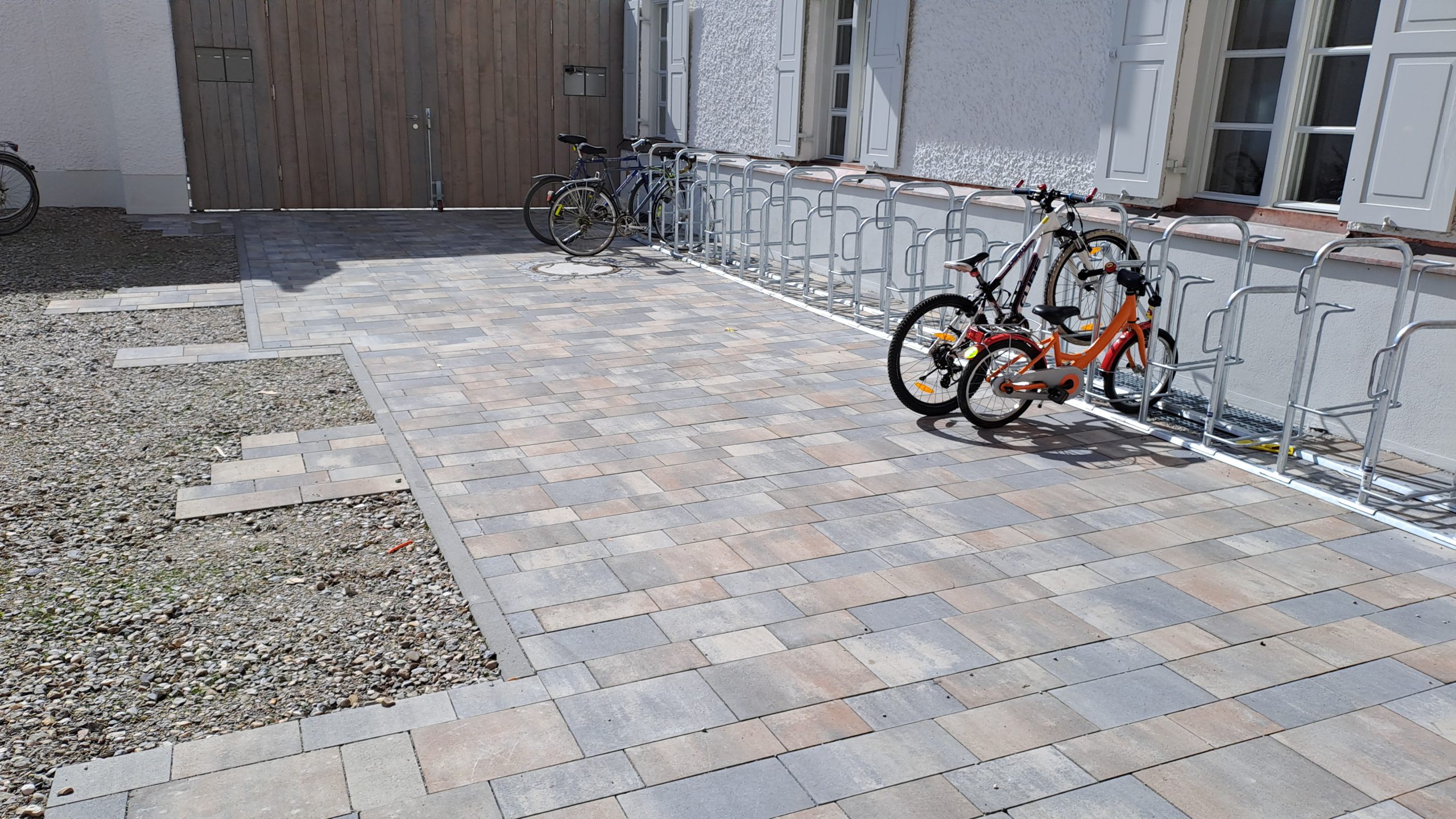 Betonpflaster Muschelkalk Laufverband und Fahrradständer verzinkt