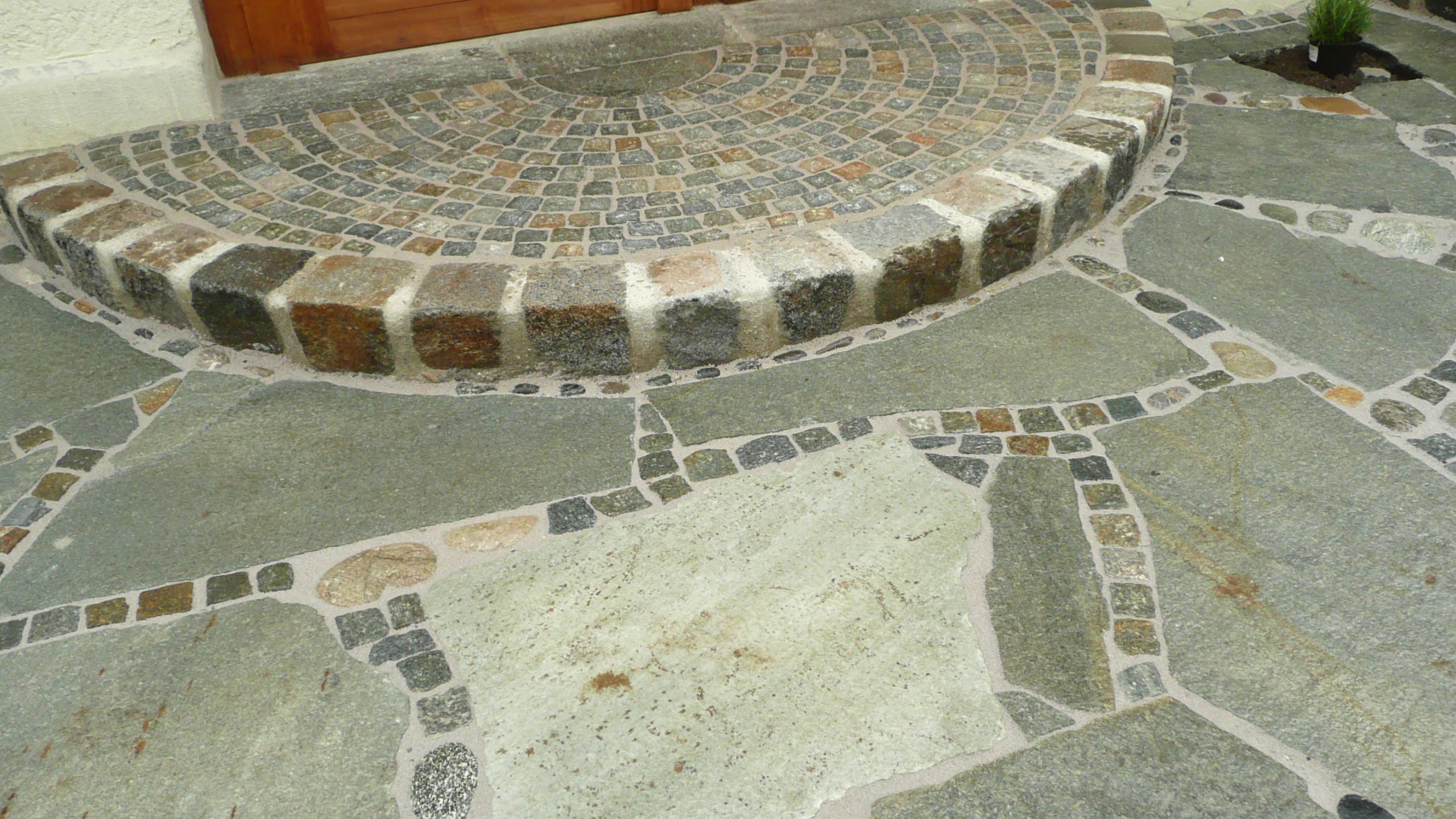 Eingangspodest aus Granit mit Mosaik-Kleinsteinpflaster und Polygonalplatten aus Quarzit
